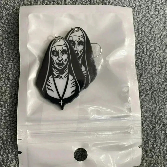The nun earrings - Picture 4 of 4